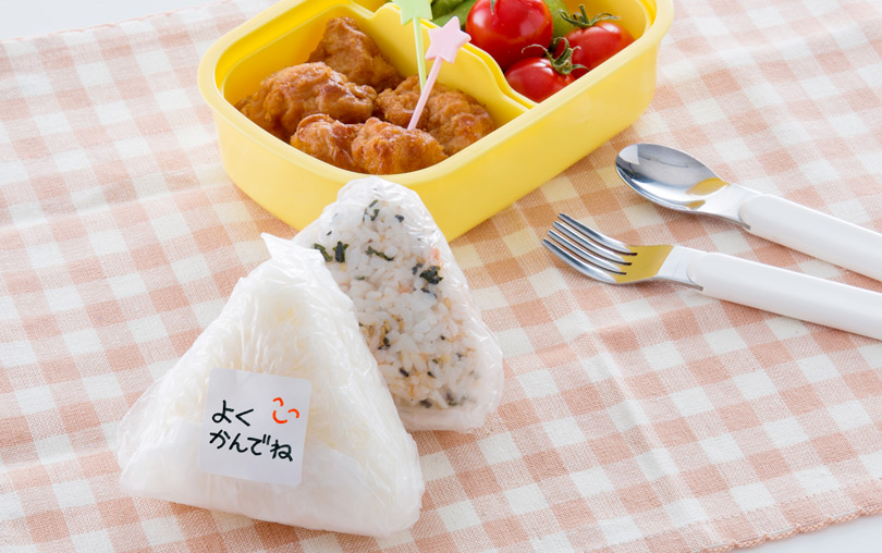 アイラップ「おにぎりぽっけ」で簡単“携帯おにぎり”！ - ハンズマン